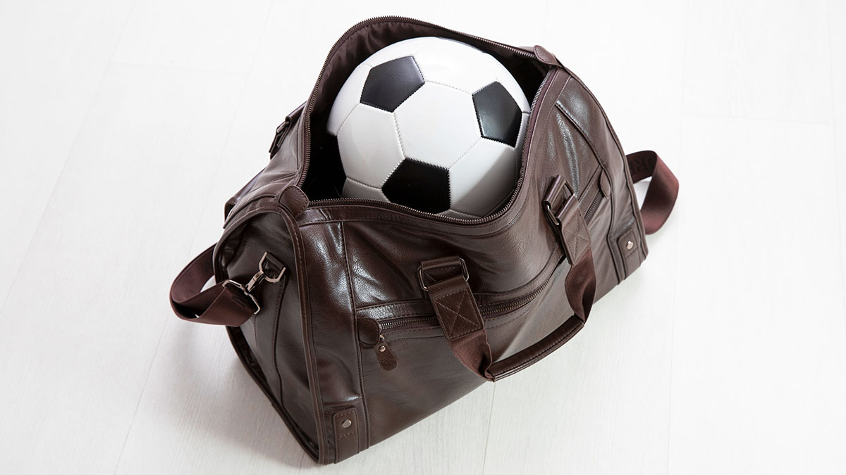 Pallone da calcio dentro la borsa